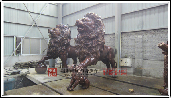 大門(mén)口銅獅子雕塑.jpg 大門(mén)口銅獅子雕塑.jpg