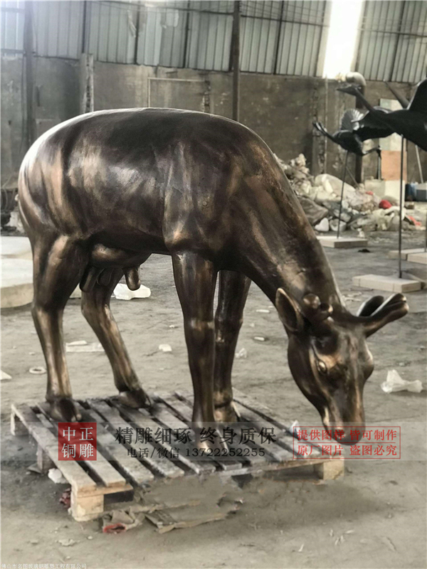 定做銅鹿雕塑.jpg 定做銅鹿雕塑.jpg