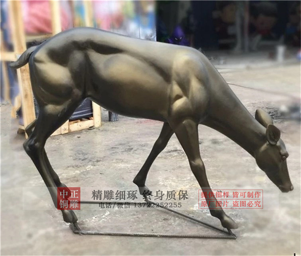 灰色小鹿雕塑.jpg 灰色小鹿雕塑.jpg